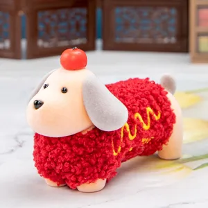 Vista dettagliata di una simpatica statuetta di cane vestita da hot dog per scrivania.