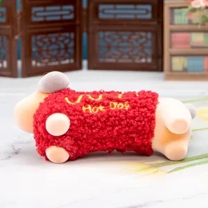 Vista dettagliata di un cucciolo in miniatura con un maglione rosso "Hot Dog".
