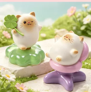 Deux jolies figurines de chats en résine pour blind box dans un décor de jardin