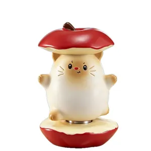 Vue détaillée d'une figurine de chat en résine avec chapeau et base en champignon rouge