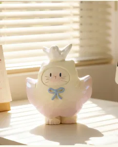 Gros plan d'une figurine mignonne Cat PAI de type blind box avec un design pêche pastel