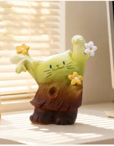 Vue détaillée de la figurine mignonne de souche de chat avec décorations florales