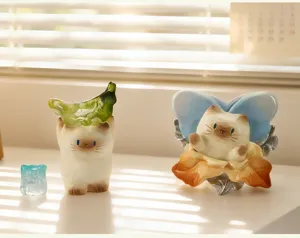 Vue détaillée de figurines de chats de la série Life and Vitality sous le soleil chaud.
