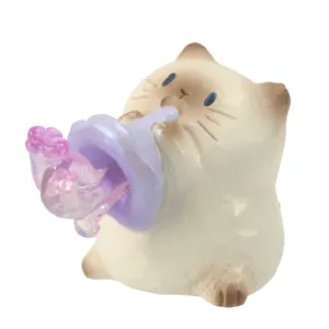 Figurine de chat siamois mignonne et artisanale avec ornement de fleur violette