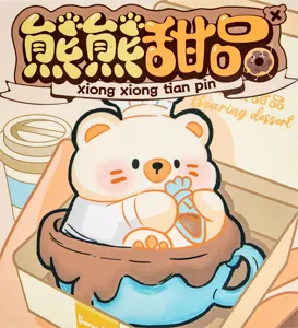 Primer plano de una tierna figura de oso de resina en una taza de postre, juguete coleccionable.