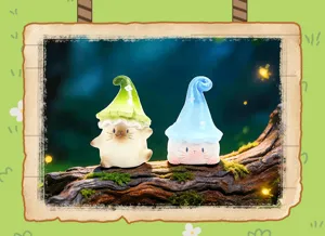 Détail de figurines de chat mignon avec des chapeaux de champignons sur bois