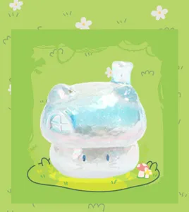 Vue détaillée d'une figurine onirique en forme de maison champignon chat irisée.