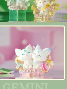 Detailansicht der neunschwänzigen Fuchsfiguren der Zwillinge-Edition mit schillernder Basis.