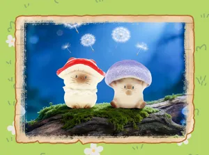 Vue détaillée de deux adorables figurines de chat avec chapeau champignon sur mousse
