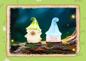 Gros plan de deux figurines de chat mignonnes portant des chapeaux de champignons.