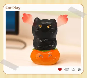 Figurine de chat noir en résine avec des ailes de feu sur un kaki souriant