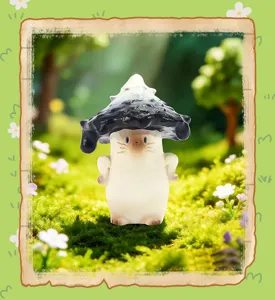 Détail de la figurine de chat avec un chapeau de champignon noir dans la forêt