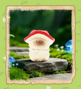 Figurine de chat avec chapeau de champignon rouge dans une forêt de mousse