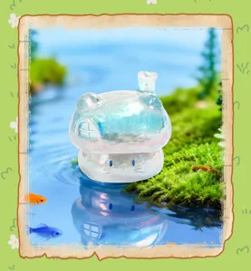 Figurine de champignon chat pailleté translucide dans une scène d'eau miniature