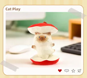 Vue détaillée d'une figurine de chat en résine portant un chapeau de champignon rouge