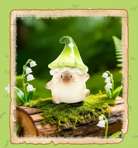 Gros plan d'une figurine de chat avec un chapeau champignon vert en forêt.