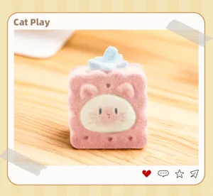 Gros plan d'une figurine de chat rose mignonne en résine sur une table en bois clair