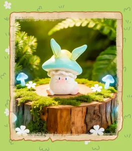 Vue détaillée de la figurine chat champignon fantaisie sur une souche moussue en forêt