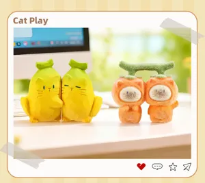 Détail en gros plan de figurines de chat en résine banane et kaki sur un bureau bien éclairé