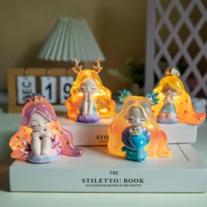 Simpatica statuetta di fata in resina con luce notturna a LED per scrivania