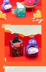 Primer plano detallado de figuras de resina con forma de gato y cristales de energía natural
