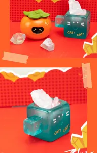 Vista detallada de figuras de resina con forma de gato y caqui con cristales decorativos