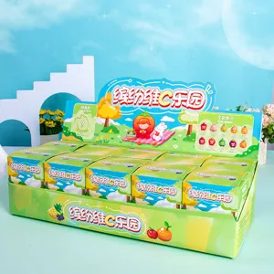 Volledige collectie harsfiguren met fruitthema in een kleurrijke blindbox-display.