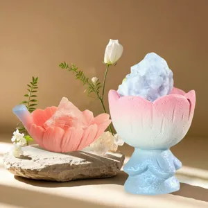 Vue détaillée d'ornements en résine en forme de fleur avec des pierres d'énergie en cristal