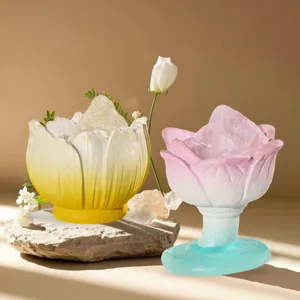 Détail de deux ornements en forme de lotus en résine avec des pierres de cristal