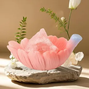 Vue détaillée d'un ornement de fleur en résine rose avec des cristaux pour la déco