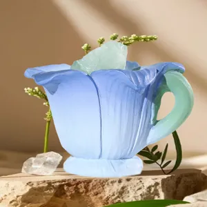 Gros plan d'un ornement en résine bleu en forme de tulipe avec cristal vert menthe