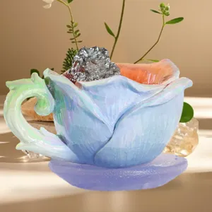 Vue macro détaillée de la figurine décorative en résine nacrée forme de pétale.
