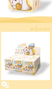 Detailansicht eines Glückskatzen-Kristall-Blindbox-Sets als süßes Büro-Geschenk.