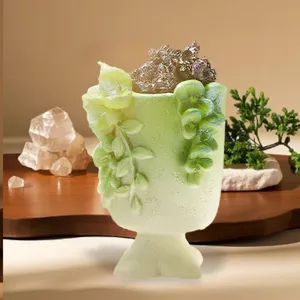 Gros plan d'un ornement de fleur en résine verte avec pierre de cristal pour bureau