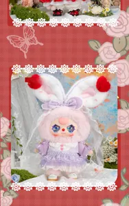 Primer plano de un peluche de conejo estilo Lolita con vestido morado y velo