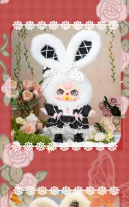 Detalle de un lindo muñeco de peluche de conejo blanco estilo Lolita con lazos rosas y encaje.