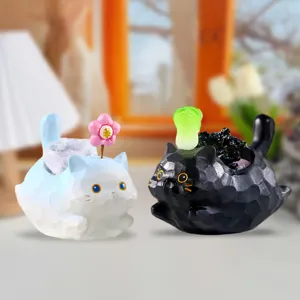 Gros plan de figurines créatives de chats en résine avec texture facettée et cristaux