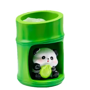 Figurine de panda mignon dans un ornement en résine de bambou vert pour décor de bureau