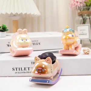 Détail des figurines d'animaux en résine nacrée avec cristaux pour décoration de bureau.