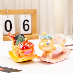 Gros plan de figurines mignonnes en résine de carpe koi et licorne à bascule pour bureau