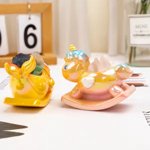 Gros plan d'une figurine de licorne à bascule irisée avec des pierres de cristal décoratives
