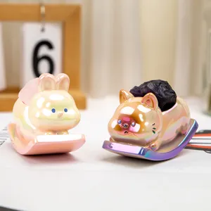 Gros plan de figurines d'animaux à bascule en résine irisée avec pierres de cristal
