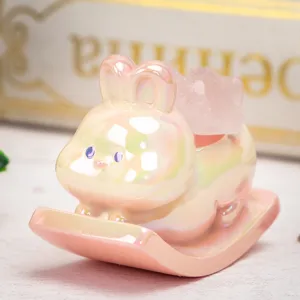 Ornement mignon de lapin en résine rose perlé sur base à bascule avec quartz rose
