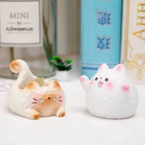 Vue détaillée de figurines de chat en résine avec texture géométrique pour le bureau