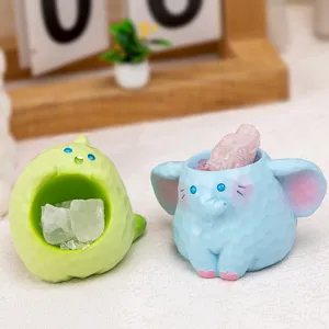 Vue macro de figurines d'animaux mignons en résine avec des cristaux naturels.