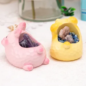Détail montrant des figurines de lapin et d'ours en résine avec des cristaux naturels.