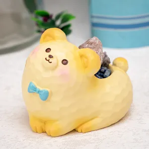 Gros plan d'un chien en résine jaune rempli de pierres de cristal naturel violet et bleu