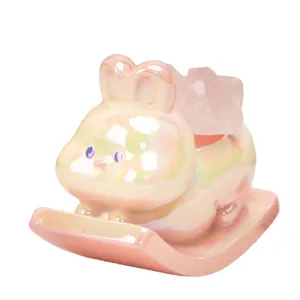 Figurine de lapin en résine irisée avec une pierre naturelle de quartz rose