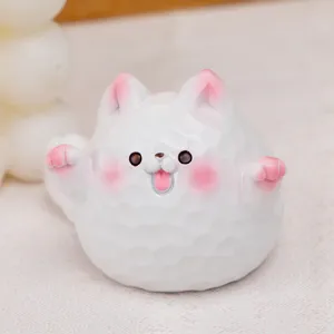 Gros plan d'une figurine de chiot blanc en résine avec texture de balle de golf