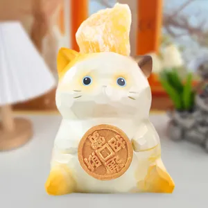 Gros plan détaillé d'une figurine de chat en résine avec un cristal d'énergie jaune.